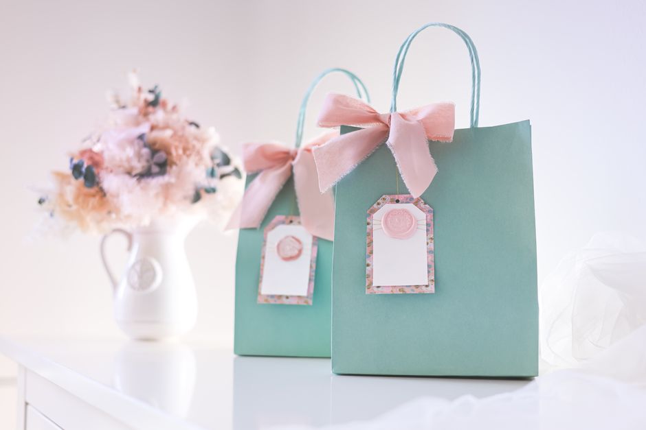Composer un duo parfait : accessoire + fleurs