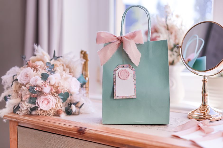 Composer un duo parfait : accessoire + fleurs