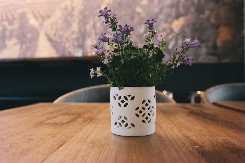 Centre de table fleuri : idées faciles à reproduire
